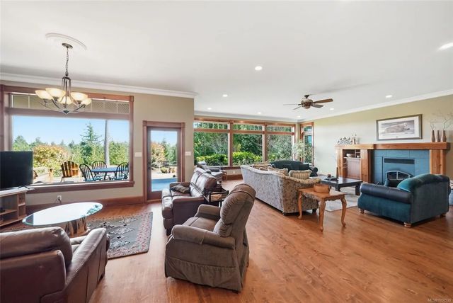 2 of 38 - 1195 Spider Lake Rd, Qualicum Beach, BC