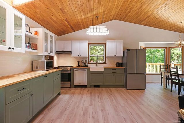 4 of 39 - 6585 Walker Frontage Rd, Fanny Bay, BC
