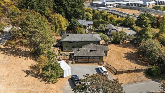 3 of 39 - 1321 Prillaman Ave, Saanich, BC