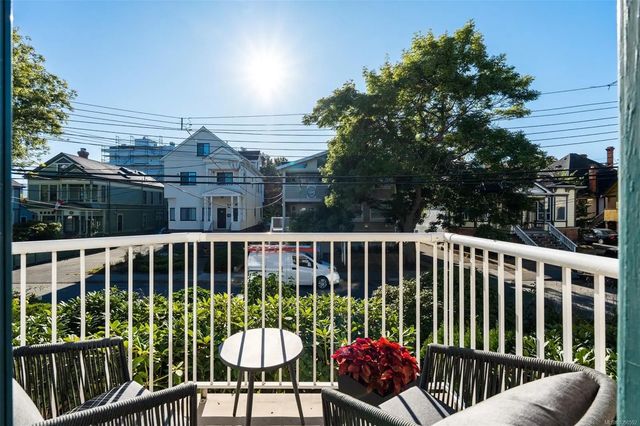 4 of 45 - 20 Menzies St 2, Victoria, BC