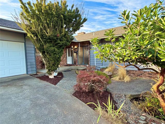 2 of 40 - 5400 Entwhistle Dr, Nanaimo, BC