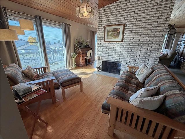 4 of 40 - 5400 Entwhistle Dr, Nanaimo, BC