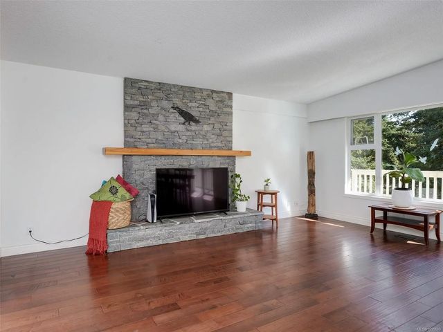 4 of 43 - 5190 Lochside Dr, Saanich, BC