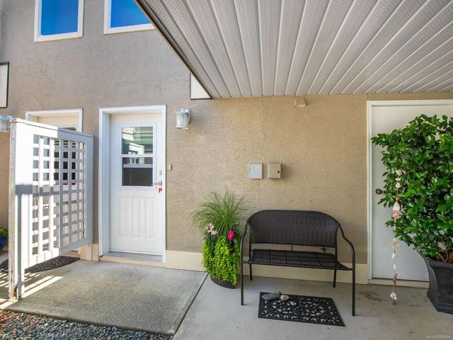 2 of 35 - 6012 Jake's Pl, Nanaimo, BC