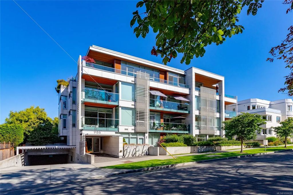 986 Heywood Ave 401, Victoria
