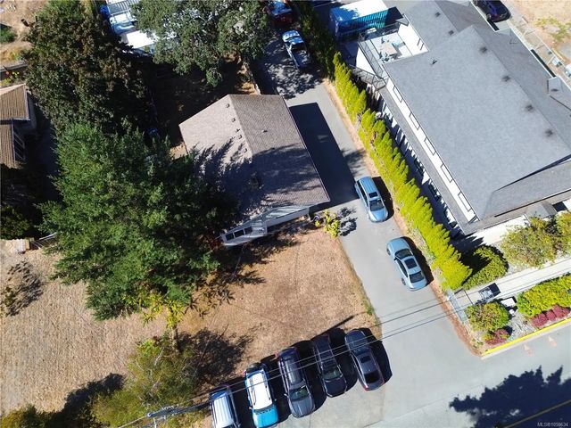 3 of 10 - 589 Ledsham Rd, Colwood, BC
