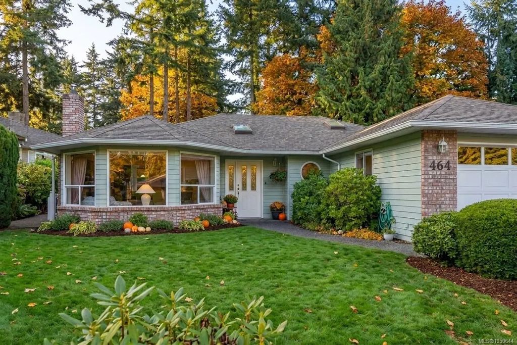 464 Quatsino Rd, Qualicum Beach