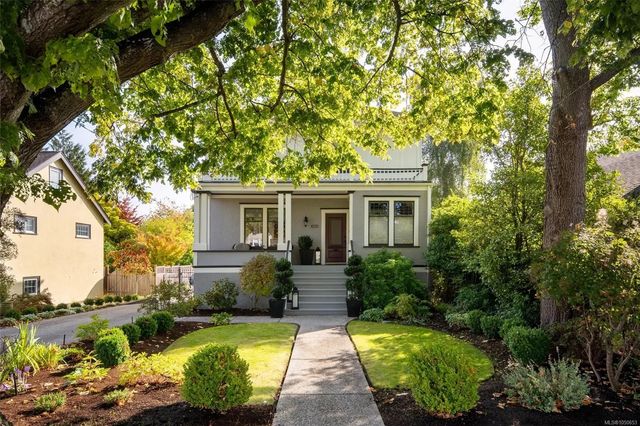 2 of 52 - 1033 Monterey Ave, Oak Bay, BC