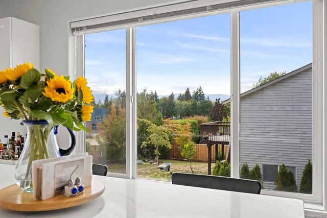 5 of 31 - 948 Brooks Pl, Courtenay, BC