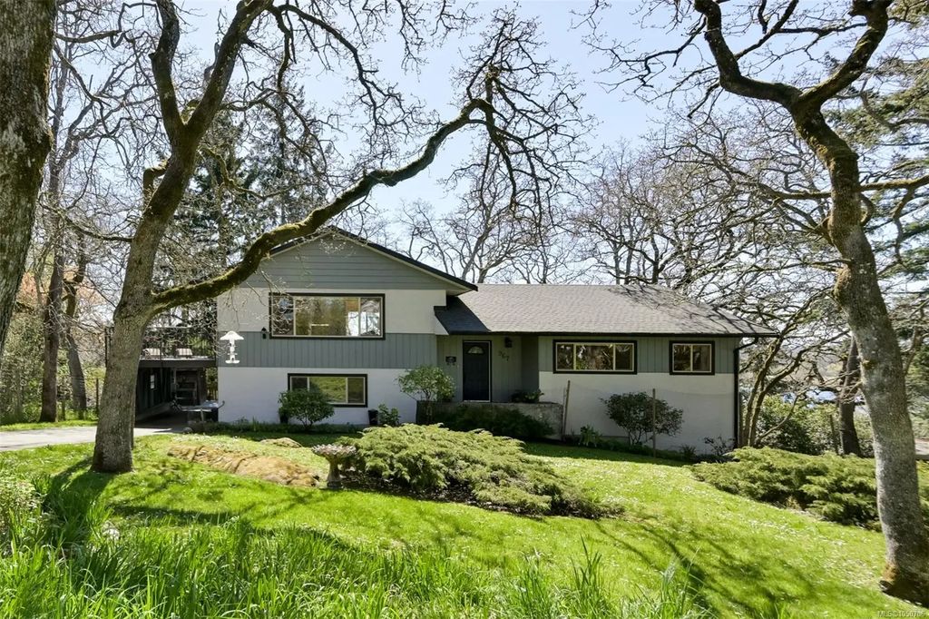 967 Ridgeway St, Saanich