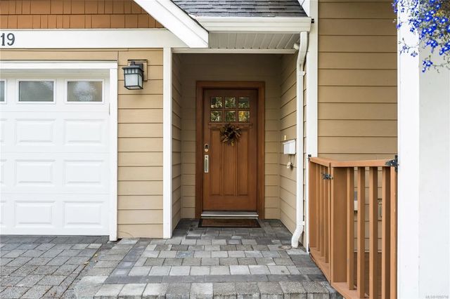5 of 41 - 3919 Blenkinsop Rd, Saanich, BC