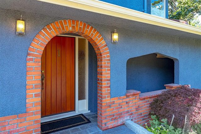 2 of 98 - 1 Briar Pl, Victoria, BC