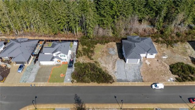 2 of 11 - 145 Edgewood Dr, Lake Cowichan, BC