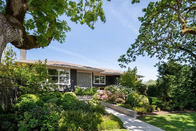 2 of 71 - 3311 Gibbs Rd, Oak Bay, BC