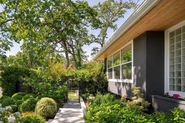 4 of 71 - 3311 Gibbs Rd, Oak Bay, BC