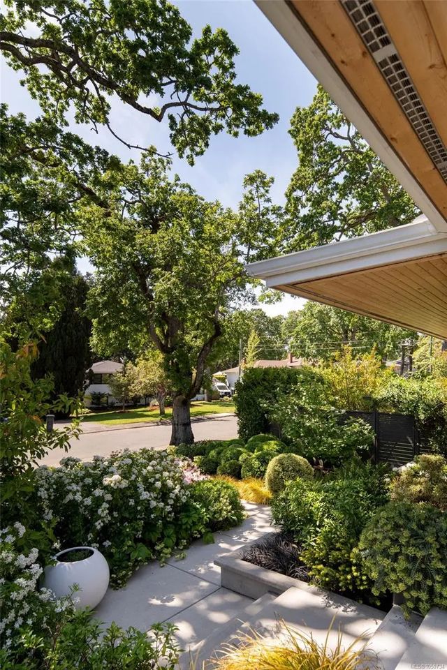 5 of 71 - 3311 Gibbs Rd, Oak Bay, BC