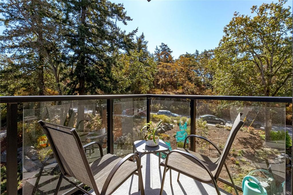 991 Mckenzie Ave 312, Saanich