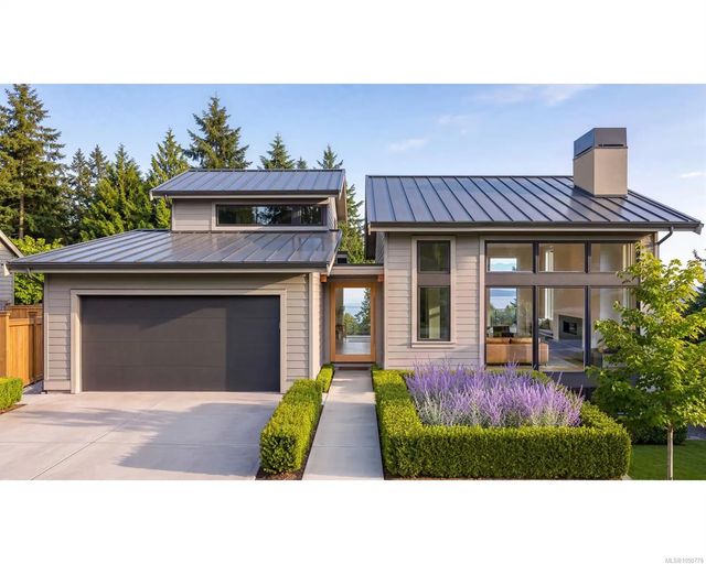 2 of 3 - 135 Sunningdale Rd W, Qualicum Beach, BC