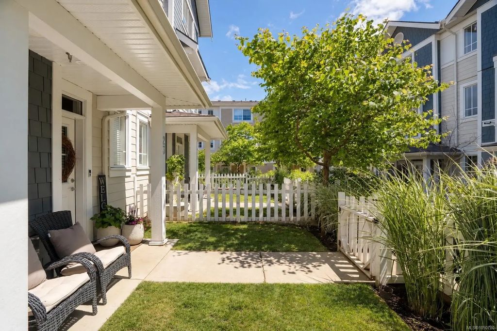 370 Latoria Blvd 23, Colwood