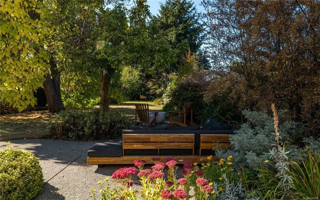 2 of 37 - 773 Middleton St, Saanich, BC