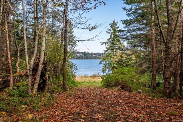 5 of 21 - 3632 Island Hwy S, Courtenay, BC