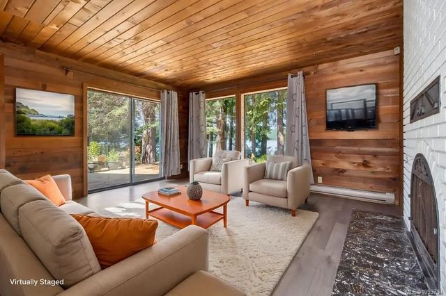 3 of 29 - 7630 Ships Point Rd, Fanny Bay, BC
