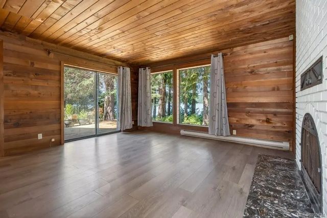 4 of 29 - 7630 Ships Point Rd, Fanny Bay, BC