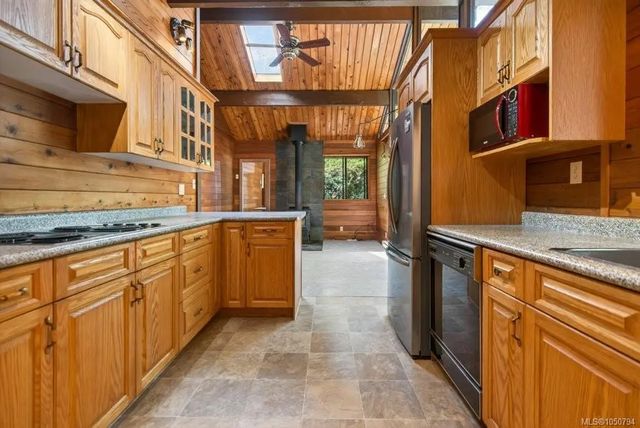5 of 29 - 7630 Ships Point Rd, Fanny Bay, BC
