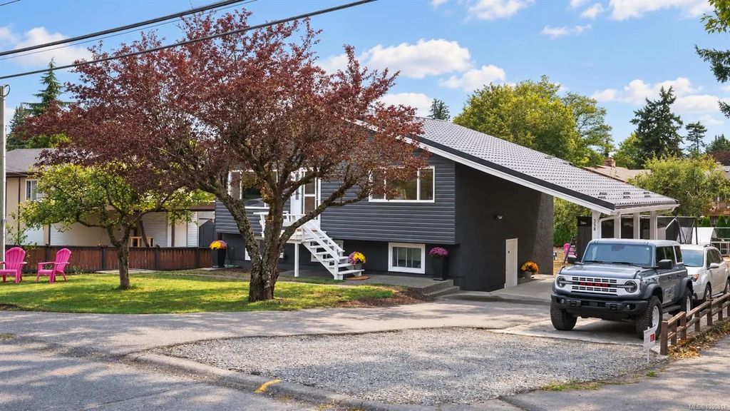 558 Kenneth St, Saanich