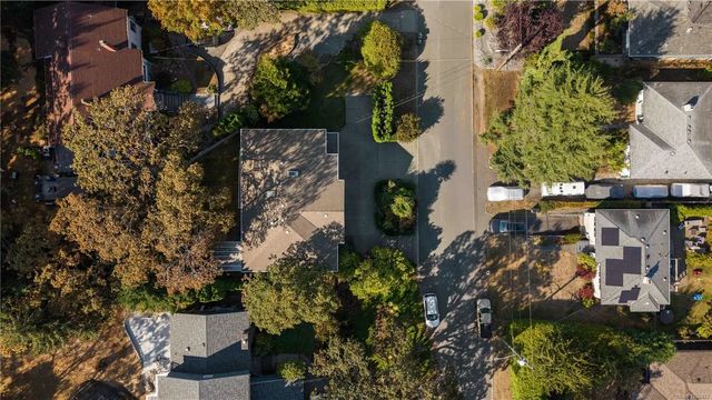 2 of 42 - 3908a Ascot Dr, Saanich, BC