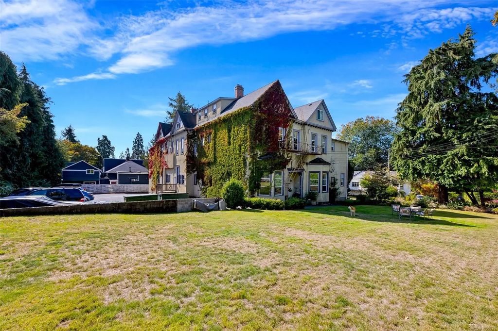 1249 Rockland Ave, Victoria