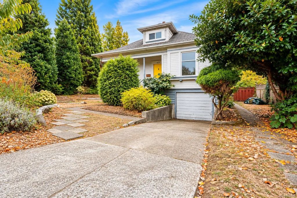 1215 Queens Ave, Victoria