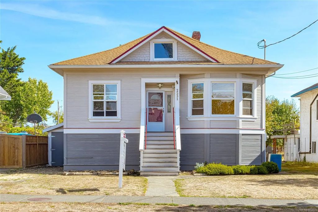 2531 Fernwood Rd, Victoria