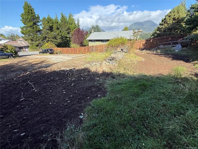 3 of 10 - 224 Alder St, Ucluelet, BC