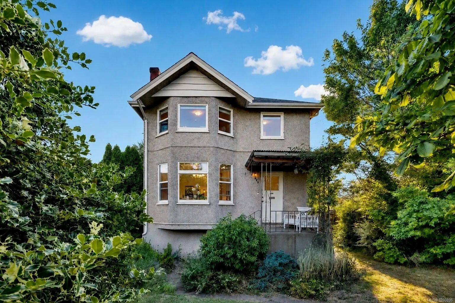 Residential Real Estate for Sale at 2726 Prior St in the city of Victoria by MLS #1050896
