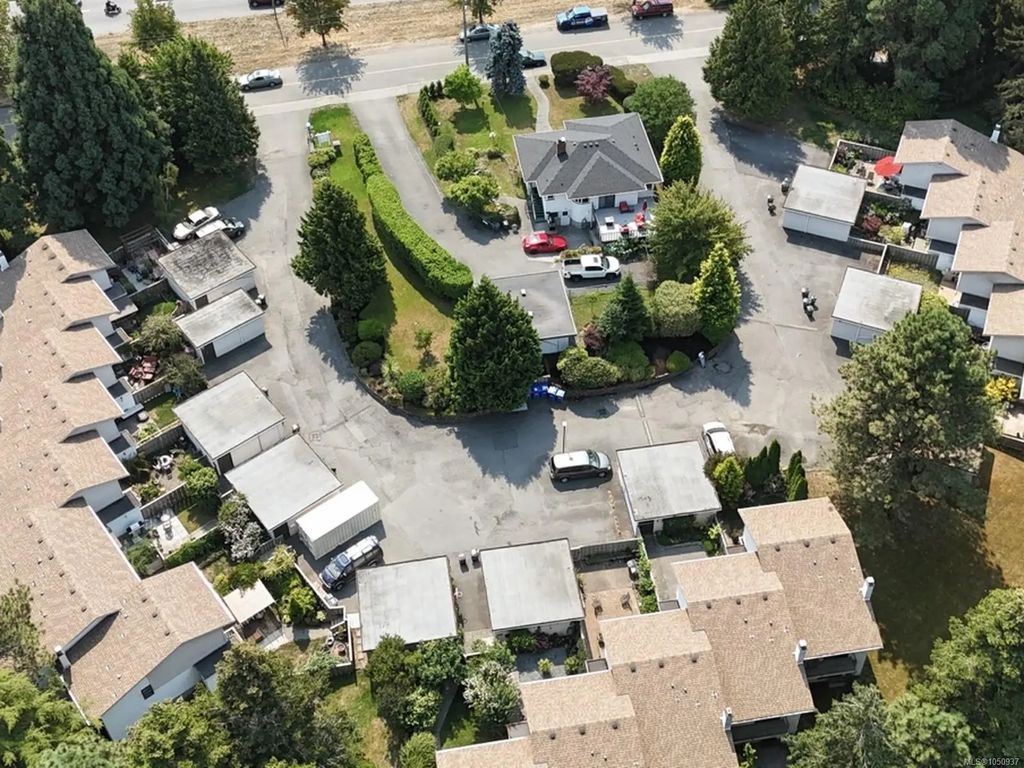 610 Mckenzie Ave 27, Saanich