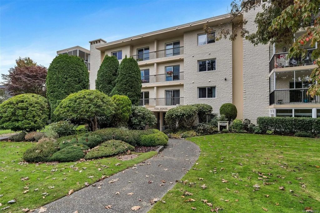 2323 Hamiota St 302, Oak Bay