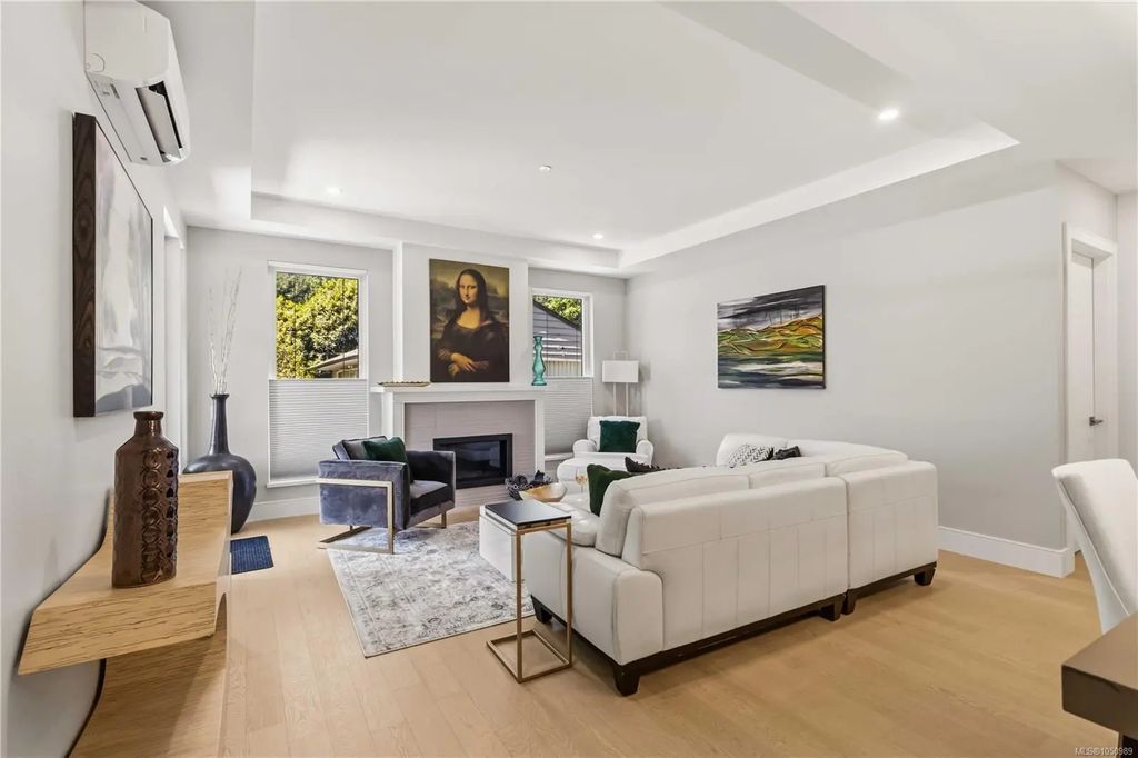 990 Doumac Ave 301, Saanich