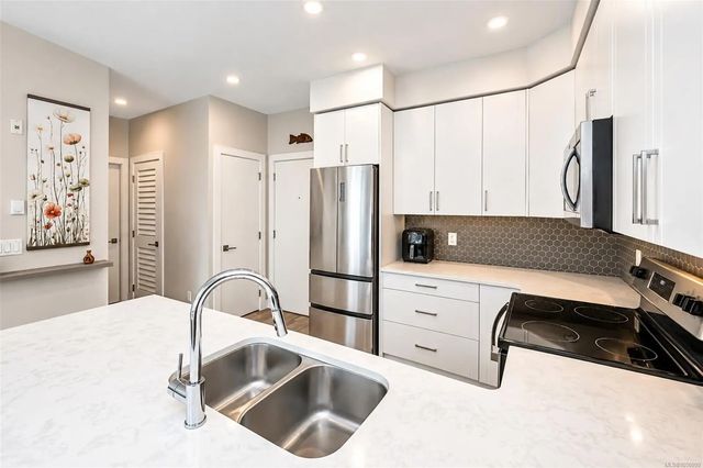 2 of 34 - 280 Island Hwy 408, View Royal, BC