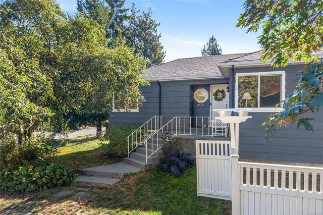 2 of 50 - 741 Cowper St, Saanich, BC