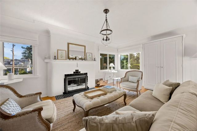 3 of 50 - 741 Cowper St, Saanich, BC