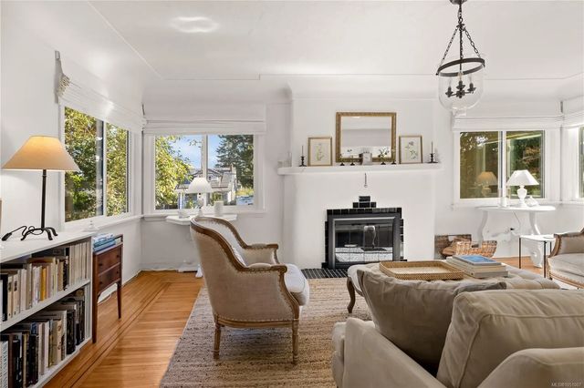 4 of 50 - 741 Cowper St, Saanich, BC
