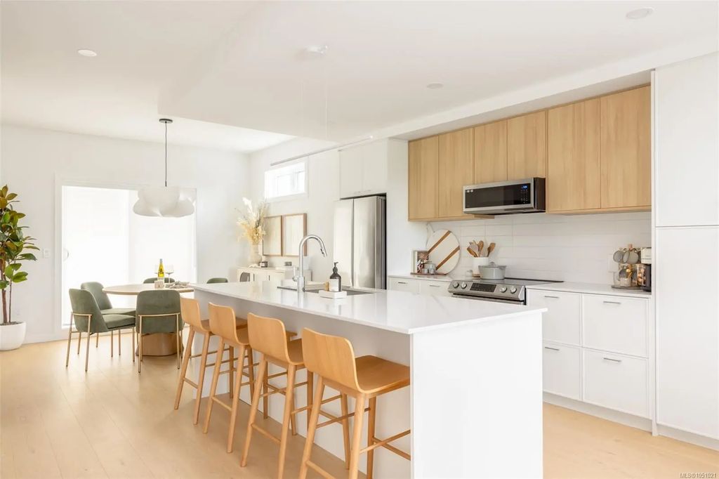 3450 Whittier Ave Th6, Saanich