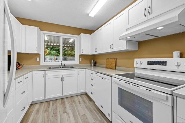 2 of 38 - 834 Redonda Pl, Qualicum Beach, BC