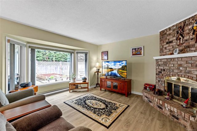 3 of 38 - 834 Redonda Pl, Qualicum Beach, BC