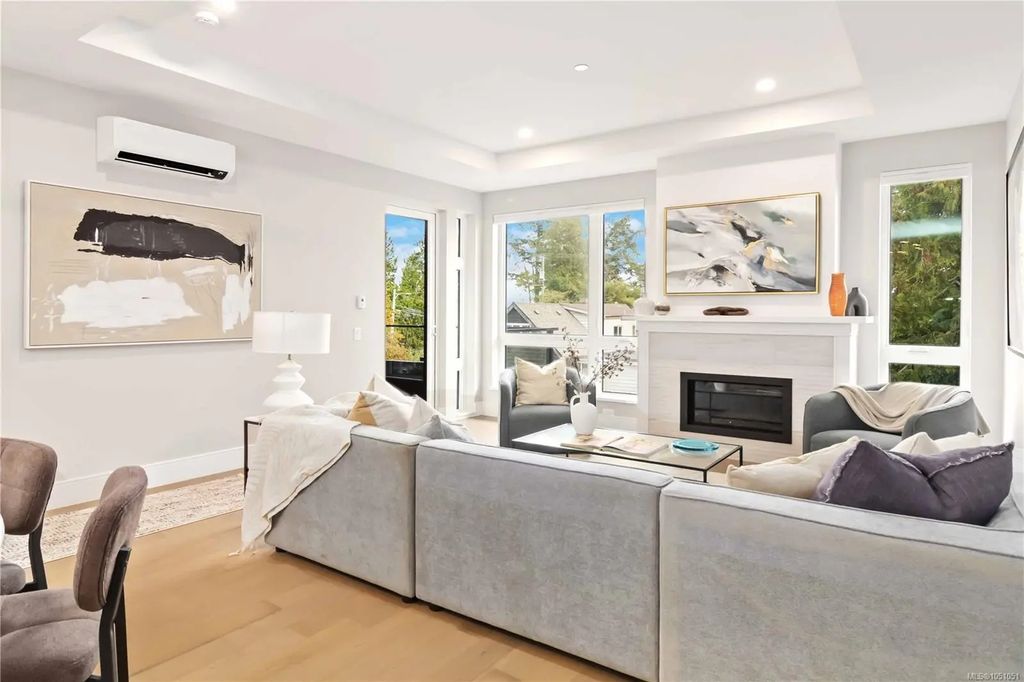 990 Doumac Ave 305, Saanich