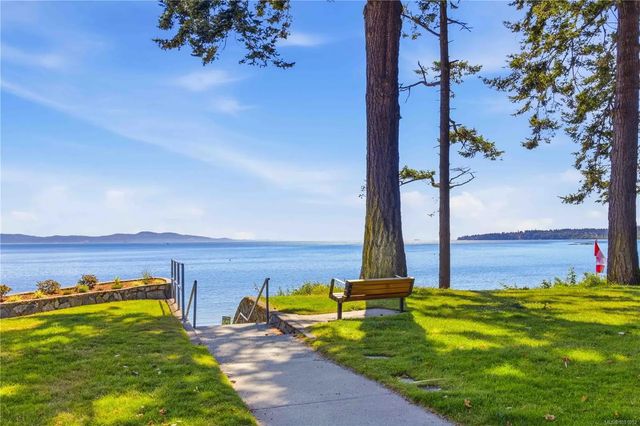 2 of 42 - 990 Doumac Ave 306, Saanich, BC