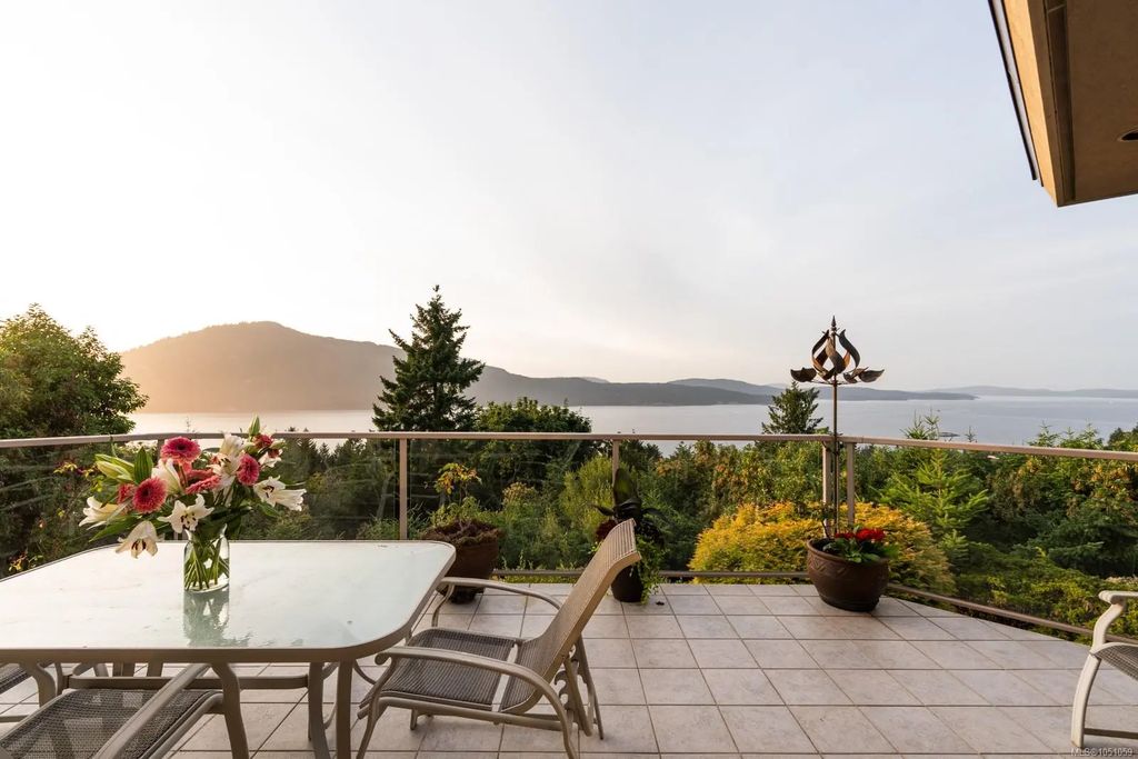 11406 Sycamore Dr, North Saanich