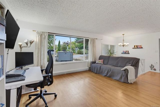 2 of 40 - 14 Eaton Ave, View Royal, BC