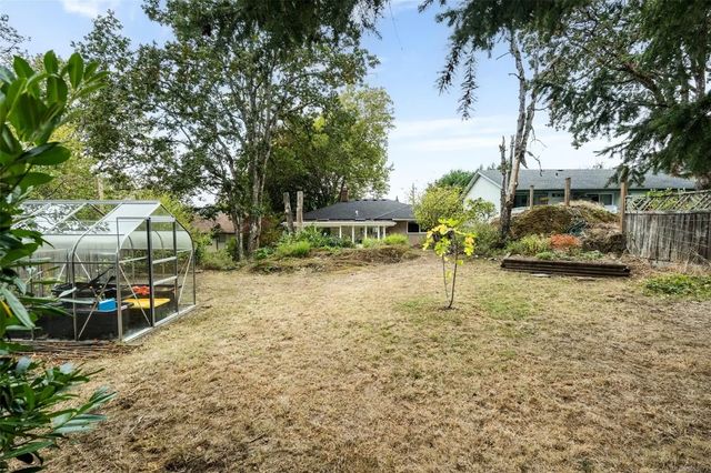 5 of 40 - 14 Eaton Ave, View Royal, BC